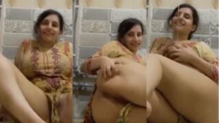 Desi52 girl shows her asshole